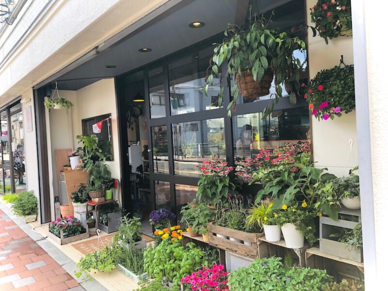 リニューアルしたお花屋さん「Flower Hanana」。併設カフェ「Phil」も話題のスポット | イマタマ