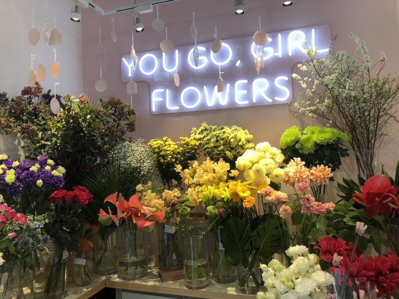 “お花を食べる”カフェ「FLOWERS Bake & Ice cream」のフラワードーナツと、環境に優しいネクストミーツのヘルシーサンド