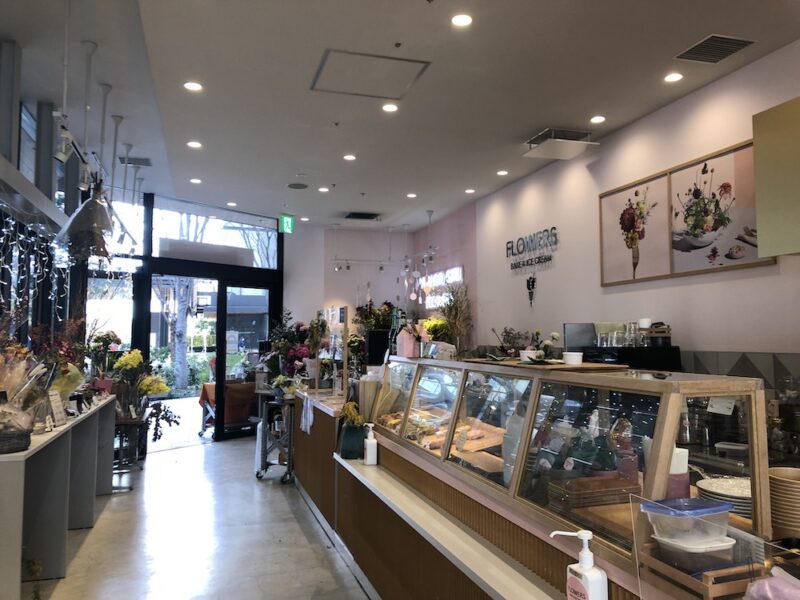 “お花を食べる”カフェ「FLOWERS Bake & Ice cream」のフラワードーナツと、環境に優しいネクストミーツのヘルシーサンド