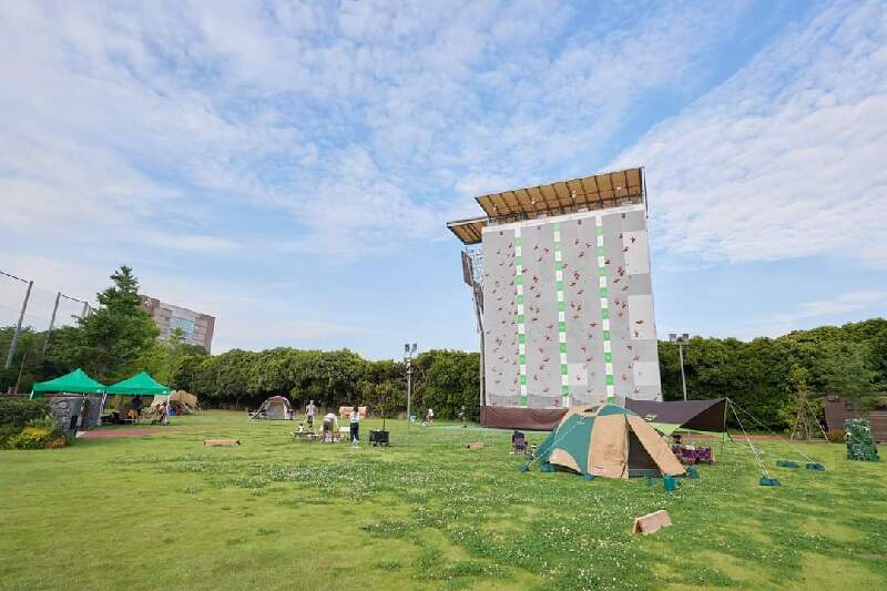 昭島駅すぐの場所にキャンプ場がオープン イマタマ 昭島駅すぐの場所にキャンプ場がオープン イマタマ