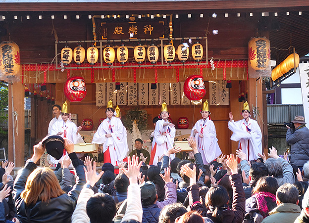 八王子】福娘が縁起物の餅をまく 年初めの開運神事「初こんぴら祭」 | イマタマ